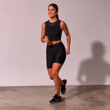 Top deportivo negro con breteles finos y espalda deportiva. Ideal para running y actividades de alto impacto.