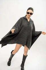 Lentes de sol con marco hexagonal de policarbonato en color bordó y cristales oscuros. Cuentan con protección UV400.