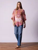 Blusa de gasa estampada con cuello a la base, escote en V y botón. Manga ¾ con terminación amplia y ruedo en pico.
