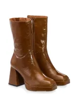 Bota de cuero color beige con caña media, plataforma y taco cuadrado.