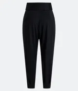 Pantalón jogger color naranja, de tiro medio, con cintura elástica, lazo ajustable y pliegues delanteros.