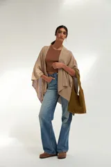 Bolso tote pequeño de cuero color marrón, con asas cortas y diseño minimalista.