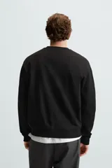 Sudadera azul marino de cuello redondo y manga larga, corte relaxed fit y terminaciones en rib.