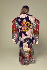 Kimono largo de viscosa con estampado oriental exclusivo de samuráis y flores de cerezo en tonos negro, rosa pálido, amarillo y rojo. Presenta mangas anchas y un cinturón a juego.
