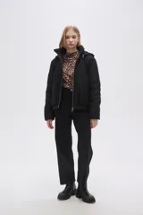 Campera puffer color rosa pálido con capucha, cierre frontal con cremallera y bolsillos laterales.