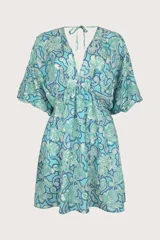 Vestido corto con estampado floral en tonos celeste, azul y blanco, con escote en V profundo y mangas cortas abullonadas. Presenta pretina a la cintura y espalda baja con amarre alto.