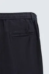 Pantalón de vestir azul marino, de corte recto, confeccionado en lino.