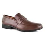 Zapato mocasín de cuero color marrón oscuro, con detalle de tira sobre el empeine y suela negra.