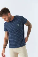 Remera de hombre a rayas horizontales blancas y beige, de manga corta, con bolsillo en el pecho y logo estampado.