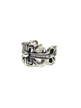 Anillo plateado con diseño de flor de lis y pequeños cristales incrustados.