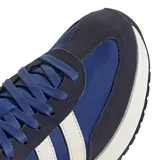 Championes Adidas Run 70 2.0, color azul con detalles en blanco y rojo. Inspirados en los años 70, combinan diseño retro con tecnología moderna.