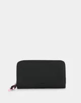 Billetera negra de cuerina con cierre y puller del mismo material. Tiene tag en relieve y monedero interno con cierre.