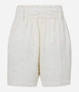 Short de tiro alto color crema, con trabillas en la cintura, cinturón de tela para lazo, elástico en la espalda, cierre por cremallera y detalles de lentejuelas bordadas.