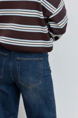 Jeans de mujer color azul oscuro, de corte recto y tiro alto.