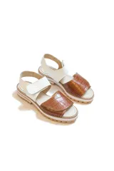 Sandalias negras de piel sintética con diseño cruzado y cierre de velcro, ideal para comodidad diaria.