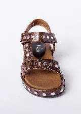 Sandalias marrones con textura de piel de cocodrilo, plataforma plana con tachas plateadas y tiras anchas con hebilla ajustable.