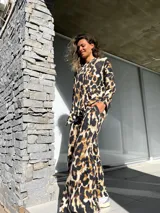 Conjunto de pantalón palazzo y blusa de manga larga con estampado de leopardo en tonos marrón y negro.