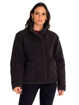 Chaqueta polar de mujer color negro, con cuello alto y cierre frontal con broches ocultos. Tiene bolsillos laterales y un bolsillo interior en el pecho. Presenta logo de Caterpillar en el bolsillo.