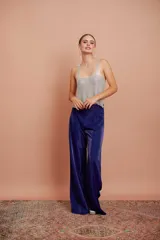 Pantalón palazzo azul de crepé elastizado, de tiro alto y corte amplio.