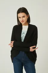 Saco negro de acrílico con corte entallado y mangas largas.