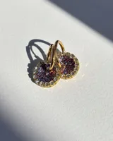 Par de aros dorados con dije circular de resina color terracota con glitter y borde de strass.