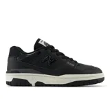 Zapatillas urbanas New Balance modelo BBW550ED, color negro con detalles en gris y blanco, confeccionadas en cuero, con logo "N" característico en los laterales y suela de goma.