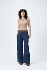 Pantalón de jean azul oscuro, de corte ancho y tiro medio.