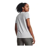 Remera deportiva Under Armour color fucsia con logo blanco estampado en el frente.