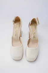 Zapatos de tacón con plataforma, color rojo, con correa al tobillo y hebilla redonda.