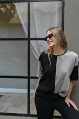 Remera beige con diseño color block, de corte recto y mangas cortas.