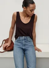 Jeans de mujer, tiro alto, corte Mom-fit, largo tobillero, en denim celeste de lavado claro. Confeccionados en tejido elástico de algodón.