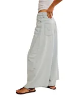 Pantalón de jean celeste, de corte amplio y tiro alto.