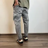 Pantalón jean celeste de corte amplio y tiro alto.