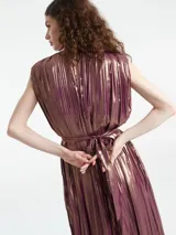 Mono largo plisado color gris plomo, de calce suelto, sin mangas y con cuello halter.