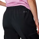 Pantalón cargo verde oliva de corte recto, con cintura elástica ajustable con cordón, bolsillos laterales y bolsillos cargo con cierre.
