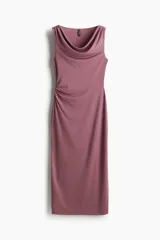 Vestido midi sin mangas color rosa viejo, de punto elástico con leve brillo, corte ajustado y frunces en escote, hombros y en un lateral de la cintura para crear un efecto drapeado.