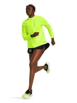 Campera deportiva Under Armour Outrun The Storm color lila, con capucha, cierre frontal completo, mangas largas con puños elásticos y logo en el pecho.