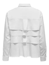 Camisa blanca de corte amplio con cuello clásico, mangas largas y volados frontales.