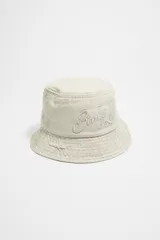 Gorro tipo bucket color beige con logo de Bimba y Lola bordado en el frente.