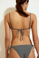 Vedetina de bikini estampada en blanco y negro con tiras para atar en los laterales.
