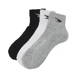 Pack de tres pares de medias de algodón, un par negro, un par blanco y un par gris.