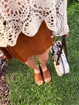 Sandalias bajas de cuero color marrón con suela de yute. Fabricadas en Uruguay.