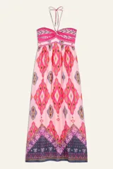 Vestido largo strapless con estampado geométrico en tonos rosados, fucsias, morados y negros. Tiene lazo para atar alrededor del cuello y detalle retorcido en el frente y en la espalda.