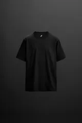 Camiseta negra de entrenamiento corte relaxed fit, confeccionada en tejido de mezcla de algodón de peso ligero, con cuello redondo en rib y manga corta.