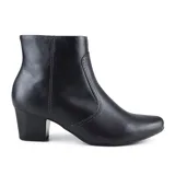 Bota corta negra de cuero con punta fina y taco cuadrado.