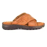 Sandalia casual Hi-Tec Vin S92 color marrón, con tiras cruzadas de cuero sintético y suela de goma.