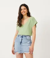 Blusa verde de algodón con escote en V y mangas cortas.