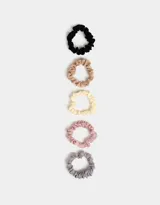 Set de gomitas de pelo tipo scrunchies en colores negro, beige, gris, rosa y amarillo.