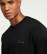Remera deportiva marrón de corte clásico, cuello redondo y mangas cortas. Confeccionada en tejido de poliéster y modal con tecnología Dry, que facilita la transpiración. Presenta un pequeño estampado con lettering en el pecho.