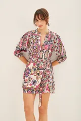 Vestido corto con estampado floral multicolor, cuello redondo, mangas 3/4 y lazo para ajustar en la cintura.